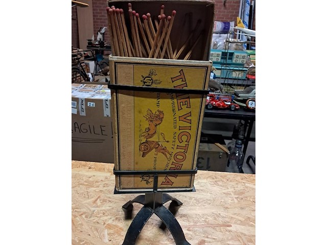 Grote luciferdoos op staander - afbeelding 1 van  2