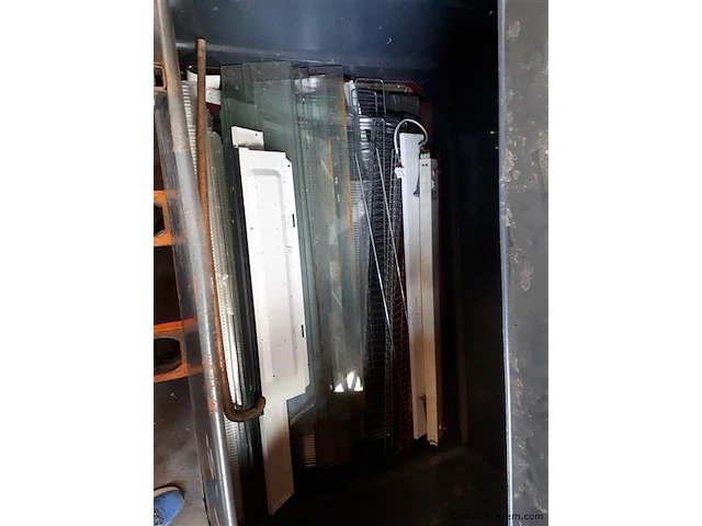 Grote metalen legerkist met inhoud - afbeelding 2 van  2
