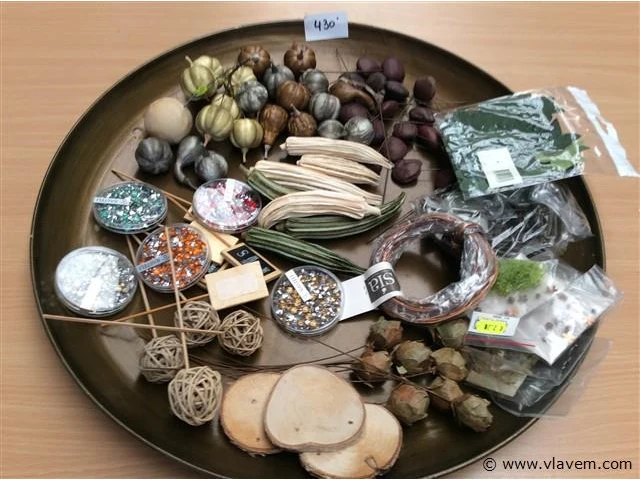 Grote metalen schaal met decoratie items - afbeelding 1 van  3