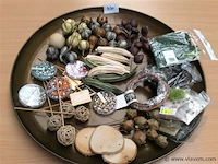 Grote metalen schaal met decoratie items - afbeelding 1 van  3