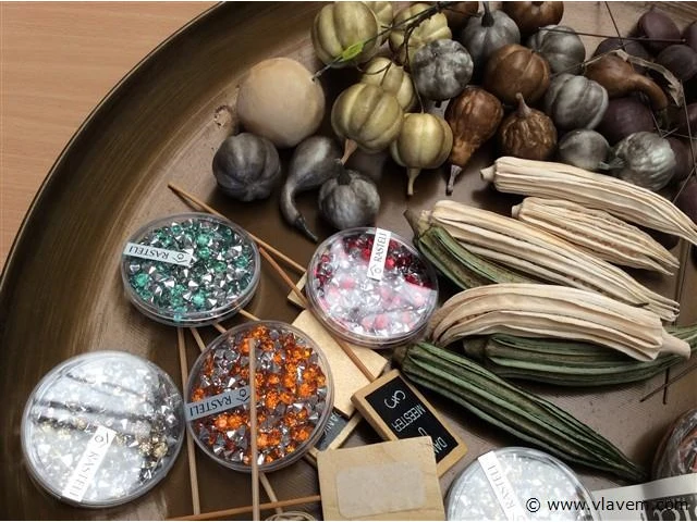 Grote metalen schaal met decoratie items - afbeelding 2 van  3