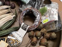 Grote metalen schaal met decoratie items - afbeelding 3 van  3
