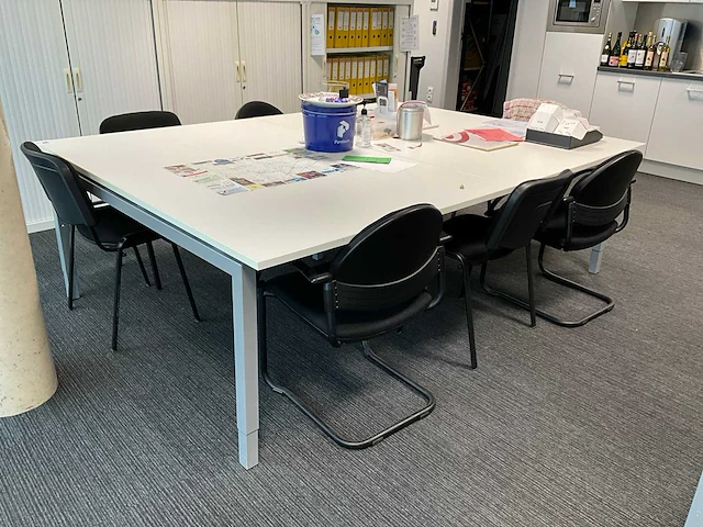 Grote metalen vergadertafel + 8 diverse bijzetstoelen - afbeelding 1 van  8