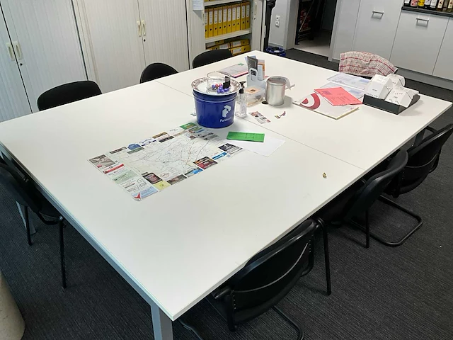 Grote metalen vergadertafel + 8 diverse bijzetstoelen - afbeelding 2 van  8