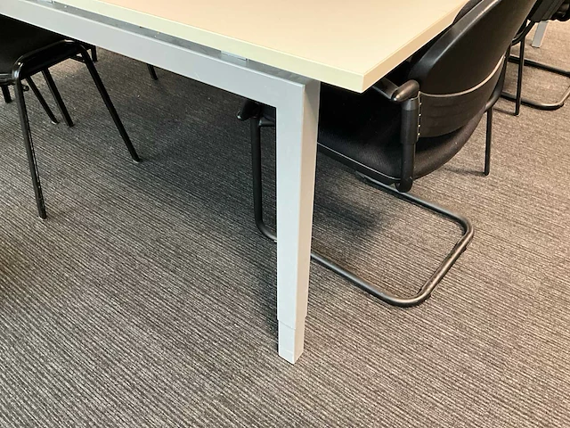 Grote metalen vergadertafel + 8 diverse bijzetstoelen - afbeelding 3 van  8