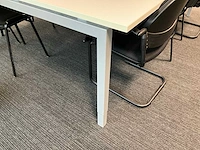 Grote metalen vergadertafel + 8 diverse bijzetstoelen - afbeelding 3 van  8