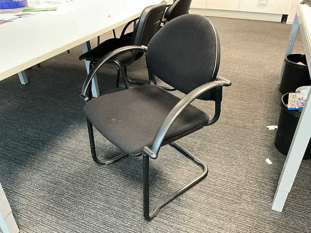 Grote metalen vergadertafel + 8 diverse bijzetstoelen - afbeelding 4 van  8