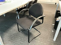 Grote metalen vergadertafel + 8 diverse bijzetstoelen - afbeelding 4 van  8