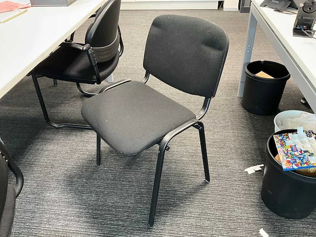 Grote metalen vergadertafel + 8 diverse bijzetstoelen - afbeelding 5 van  8