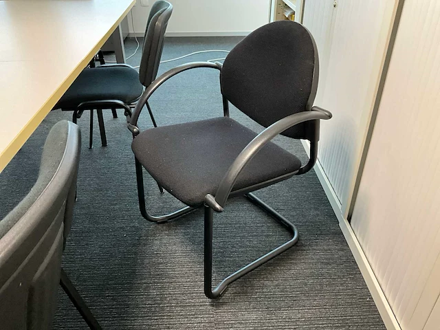 Grote metalen vergadertafel + 8 diverse bijzetstoelen - afbeelding 6 van  8