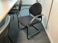Grote metalen vergadertafel + 8 diverse bijzetstoelen - afbeelding 6 van  8