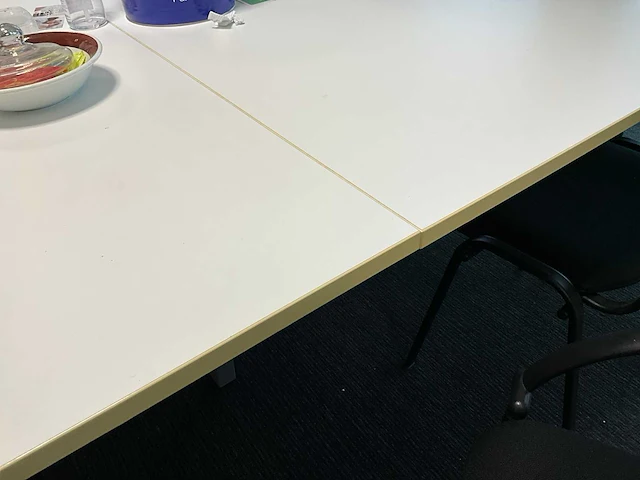 Grote metalen vergadertafel + 8 diverse bijzetstoelen - afbeelding 7 van  8