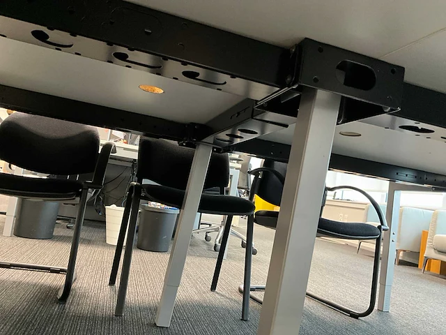 Grote metalen vergadertafel + 8 diverse bijzetstoelen - afbeelding 8 van  8