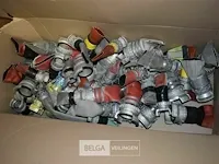 Grote partij afgesneden slangkoppelingen