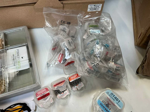 Grote partij brillen accessoires - afbeelding 2 van  18