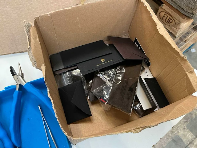 Grote partij brillen accessoires - afbeelding 5 van  18