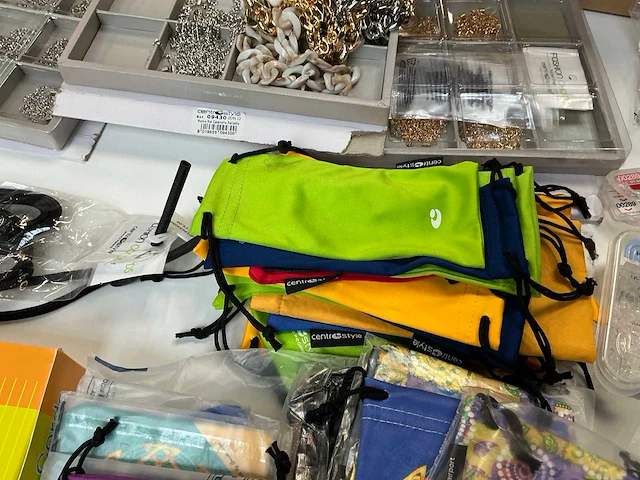 Grote partij brillen accessoires - afbeelding 9 van  18