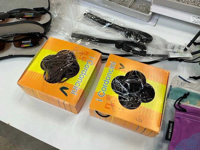 Grote partij brillen accessoires - afbeelding 10 van  18