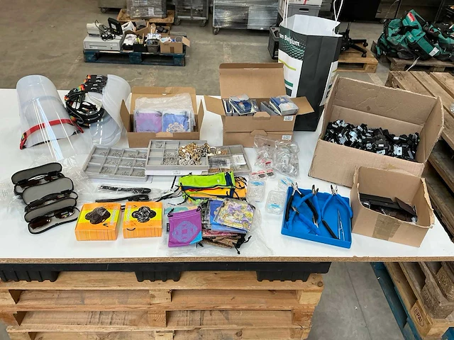 Grote partij brillen accessoires - afbeelding 1 van  18