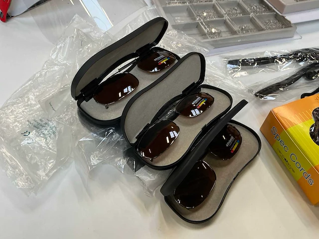 Grote partij brillen accessoires - afbeelding 11 van  18