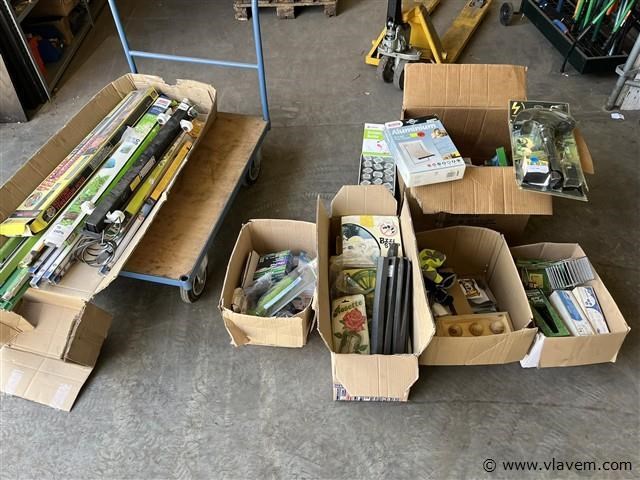 Grote partij dieren en tuintoebehoren - afbeelding 1 van  9