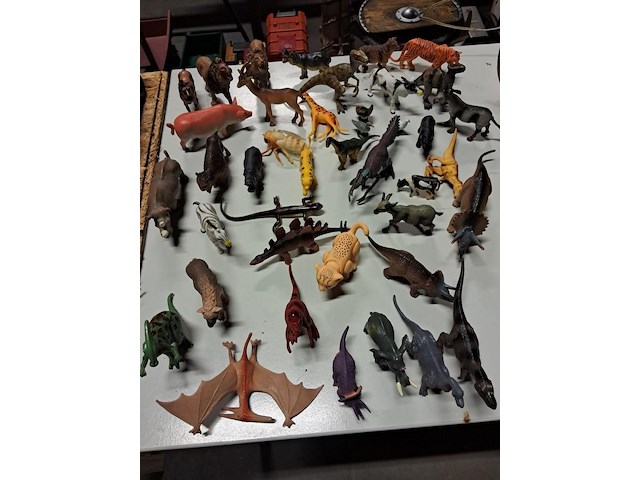 Grote partij dinosaurussen en andere dieren 42 stuks - afbeelding 1 van  7