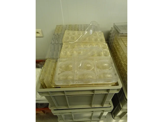 Grote partij div kunstoffen chocolade mallen (zonder bakken) - afbeelding 3 van  23
