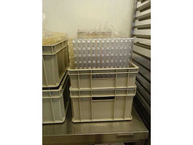 Grote partij div kunstoffen chocolade mallen (zonder bakken) - afbeelding 6 van  23