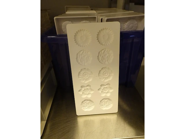 Grote partij div kunstoffen chocolade mallen (zonder bakken) - afbeelding 7 van  23