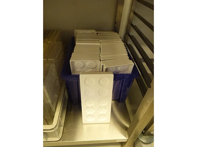 Grote partij div kunstoffen chocolade mallen (zonder bakken) - afbeelding 8 van  23