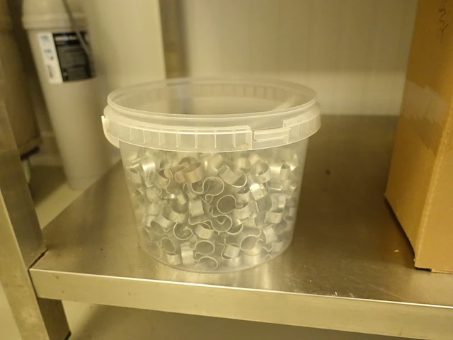 Grote partij div kunstoffen chocolade mallen (zonder bakken) - afbeelding 16 van  23