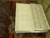 Grote partij div kunstoffen chocolade mallen (zonder bakken) - afbeelding 23 van  23