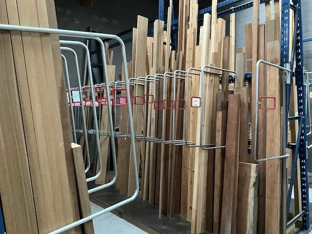 Grote partij divers hout - afbeelding 1 van  11