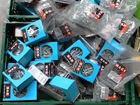 Grote partij divers klein materiaal, wo bouten, moeren, nagels, loodgietersmateriaal, sloten, enz, zonder de pallet en de 4 bakken - afbeelding 2 van  5