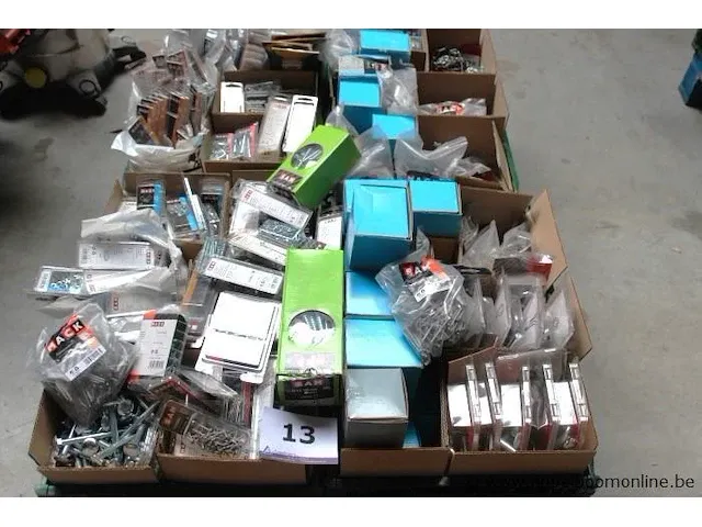 Grote partij divers klein materiaal, wo bouten, moeren, vijzen, nagels, enz, zonder de pallet en de bakken - afbeelding 1 van  5
