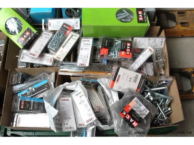 Grote partij divers klein materiaal, wo bouten, moeren, vijzen, nagels, enz, zonder de pallet en de bakken - afbeelding 5 van  5