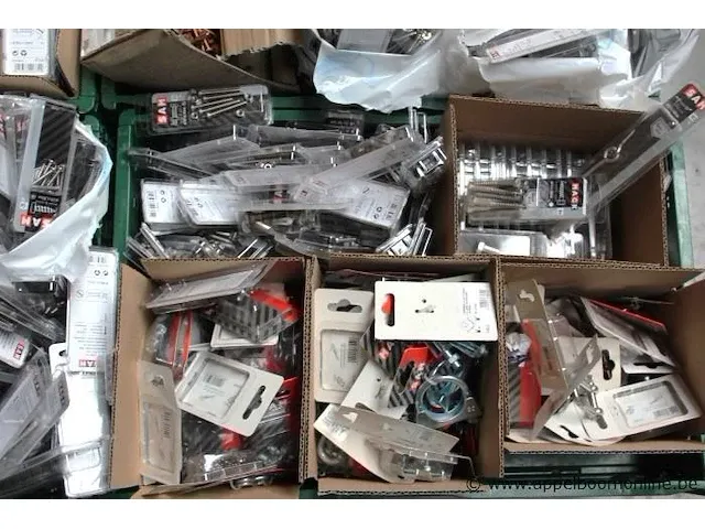 Grote partij divers klein materiaal, wo bouten, moeren, vijzen, nagels, enz, zonder de pallet en de bakken - afbeelding 3 van  5