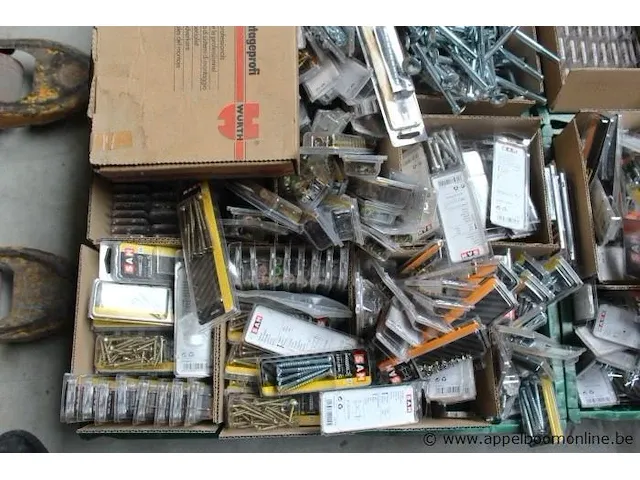 Grote partij divers klein materiaal, wo bouten, moeren, vijzen, nagels, enz, zonder de pallet en de bakken - afbeelding 2 van  5