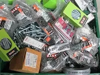 Grote partij divers klein materiaal, wo bouten, schroeven, moeren, nagels, enz, zonder de pallet en de 4 bakken - afbeelding 5 van  5