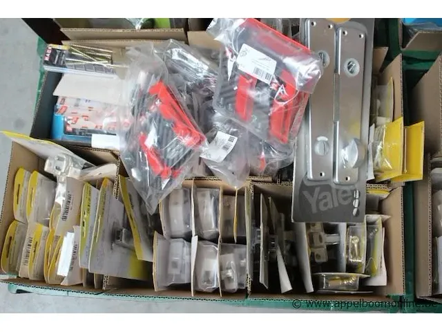 Grote partij divers klein materiaal, wo vijzen, bouten, palletmessen, sloten, badkamertoebehoren, enz, zonder de pallet en de bakken - afbeelding 4 van  5