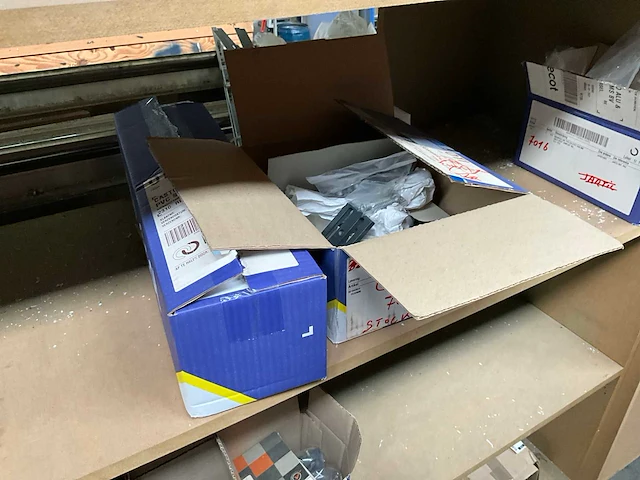 Grote partij divers raam en deurbeslag - afbeelding 46 van  59