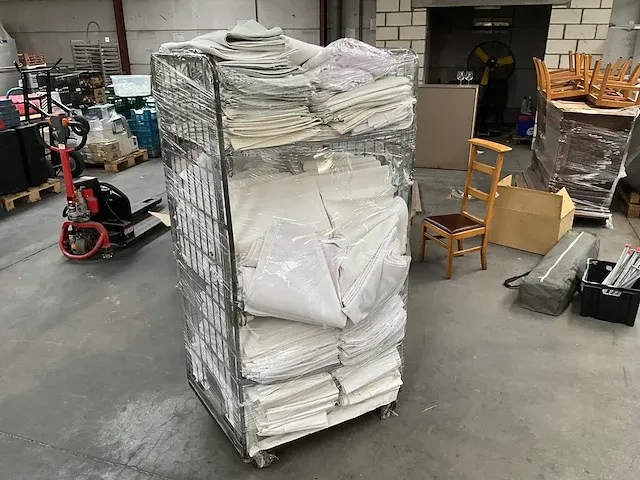 Grote partij divers tafellopers, lakens en servetten - afbeelding 1 van  10