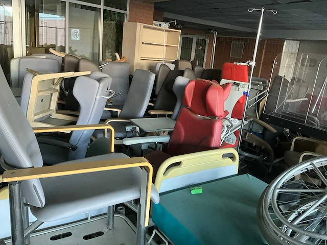 Grote partij divers ziekenhuismeubilair - afbeelding 1 van  10
