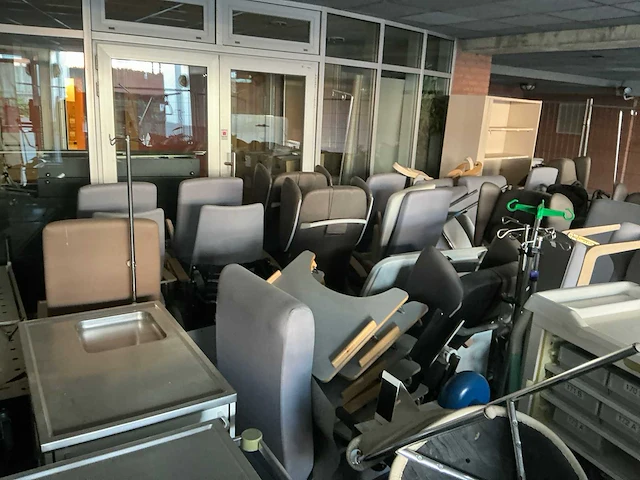 Grote partij divers ziekenhuismeubilair - afbeelding 3 van  10