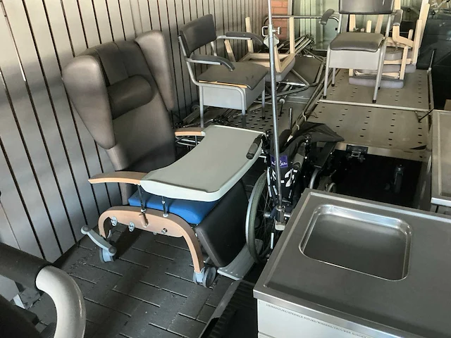 Grote partij divers ziekenhuismeubilair - afbeelding 5 van  10