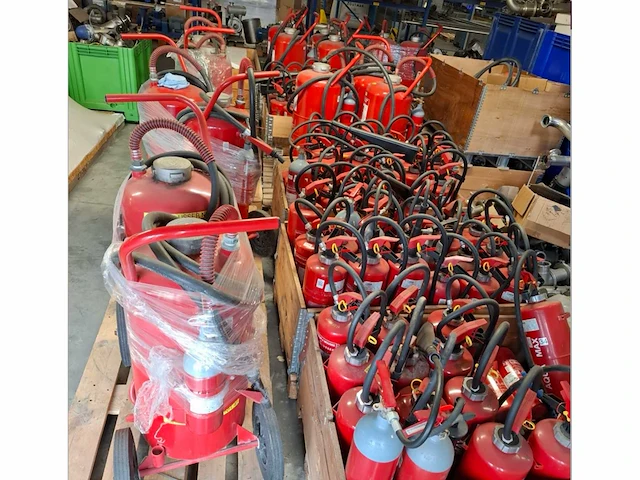 Grote partij diverse brandblussers - afbeelding 1 van  5