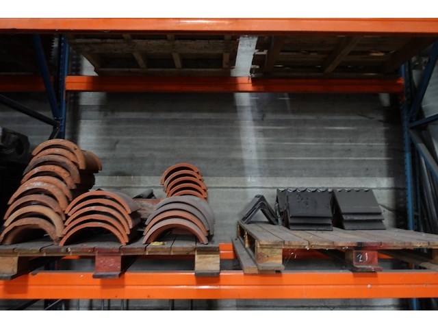 Grote partij diverse dakpannen - afbeelding 2 van  15