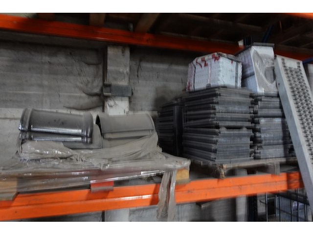 Grote partij diverse dakpannen - afbeelding 5 van  15