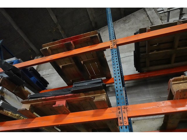 Grote partij diverse dakpannen - afbeelding 7 van  15