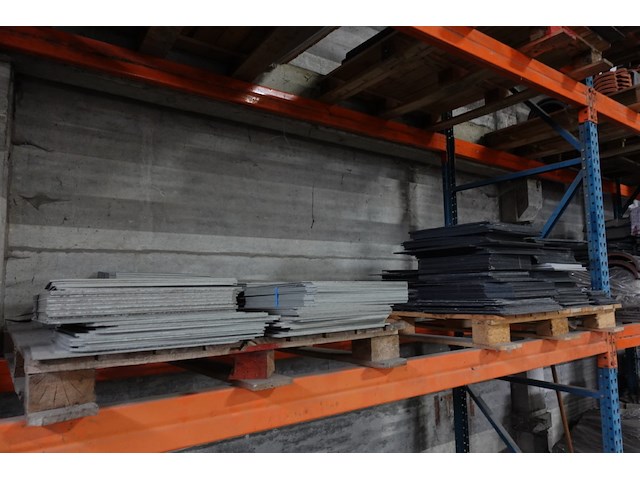 Grote partij diverse dakpannen - afbeelding 1 van  15